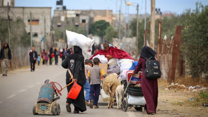 عمقت الحرب على غزة هاجس البقاء على قيد الحياة مقابل النزوح القسري وتكلفته الباهظة