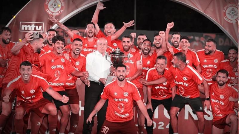 رئيس الاتحاد اللبناني يسلم كأس الدوري لقائد النجمة التاريخي علي حمام - فيسوك
