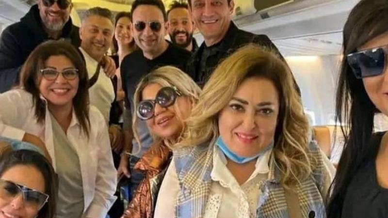 وفد من الفنانين المصريين في رحلة جوية - مسبار