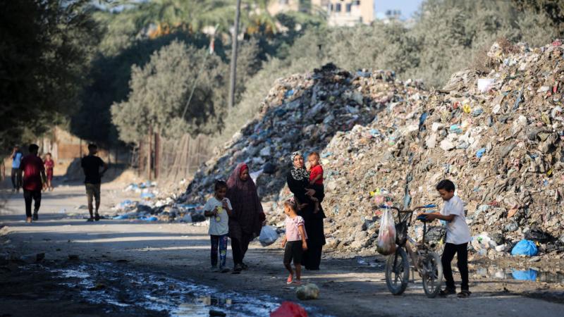 هناك خشية من استفحال الكارثتين الصحية والبيئة في غزة - غيتي