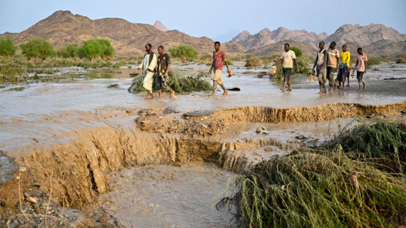 أعلنت وزارة الصحة السودانية ارتفاع عدد الوفيات جراء سيول اجتاحت ولايات عدة في البلاد إلى 76 منذ يونيو الماضي - غيتي