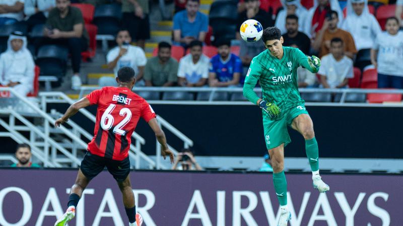 حارس الهلال ياسين بونو في لقطة مميزة خلال المباراة مع الوصل - موقع النادي