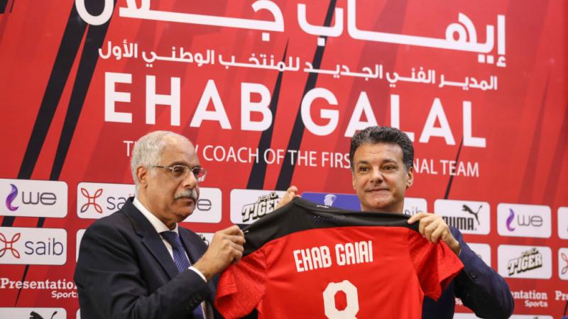 تولى إيهاب جلال (يمين) تدريب منتخب مصر الأول لفترة قصيرة في أبريل 2022