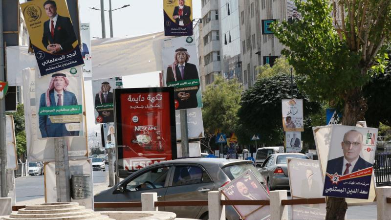 ساحات عمان تعج بصور المرشحين للبرلمان