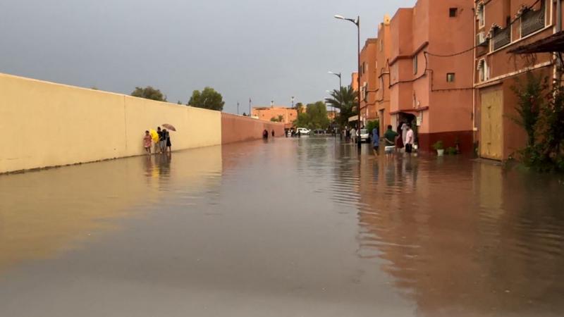 اجتاحت المياه شوارع وطرقات مدينة ورزازات المغربية