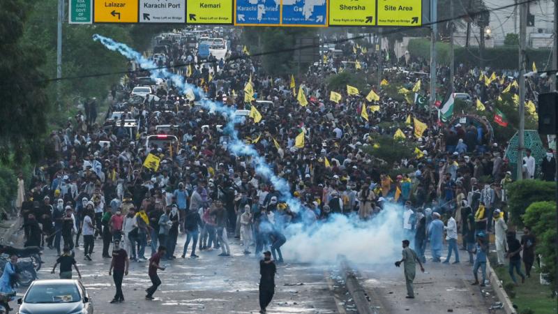 هتف المحتجون الذين كانوا يحملون الحجارة ولافتات عليها صور نصر الله "الموت لأمريكا" - غيتي