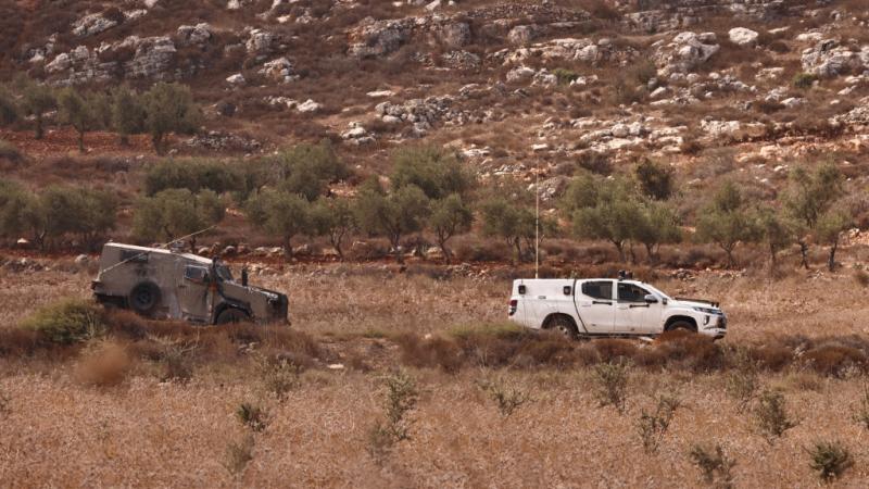 يواكب جيش الاحتلال المستوطنين معتديا على المزارعين الفلسطينيين بالضفة