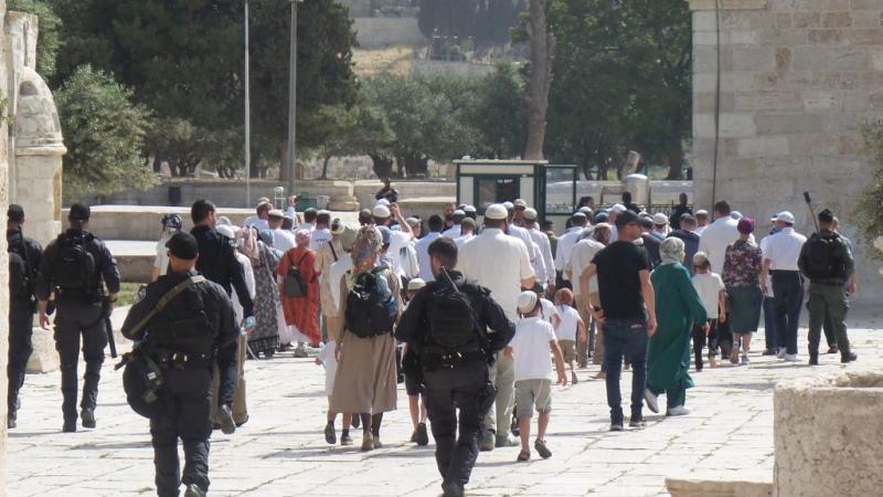 اقتحم مستوطنون اليوم الأحد باحات المسجد الأقصى بحماية من شرطة الاحتلال