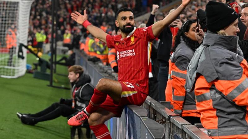 محمد صلاح في احتفاليته المميزة بهدفه مع ليفربول أمام الجماهير