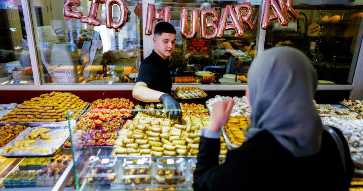 رغم غلاء الأسعار المغاربة ينتزعون فرحة العيد بشراء الملابس والحلويات